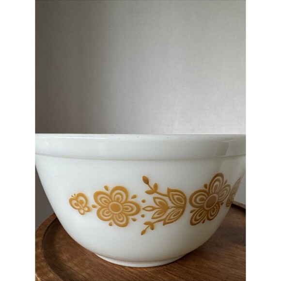 Pyrex Butterfly Gold Mixing Bowl # 402 - 1½ QT - 1.5 L Nesting Mixing Bowl 7¼" - Picture 5 of 12